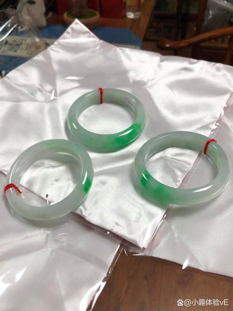 岫岩玉手镯选购全攻略:让你的手镯更加熠熠生辉